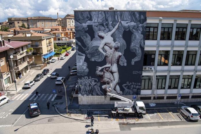 A Rieti Ozmo realizza maxi murales su facciata tribunale