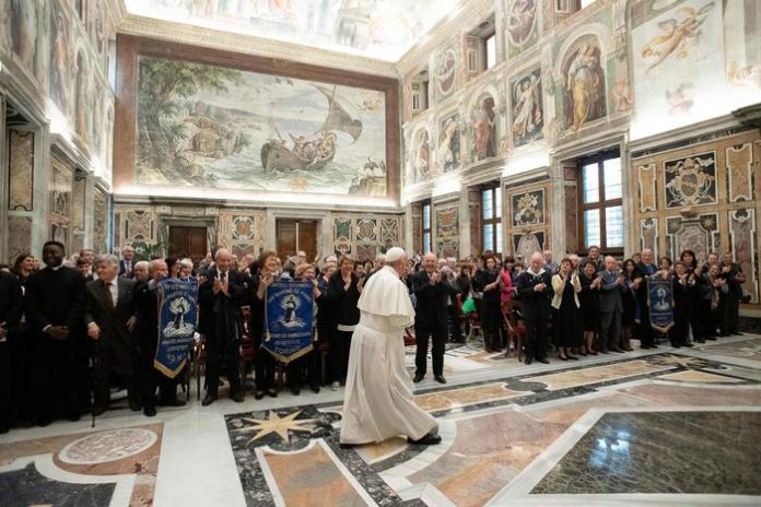 Papa: riceve i parrucchieri,