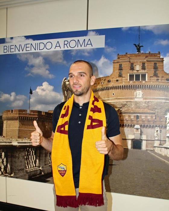 Calcio: Pau Lopez a Fiumicino, selfie e
