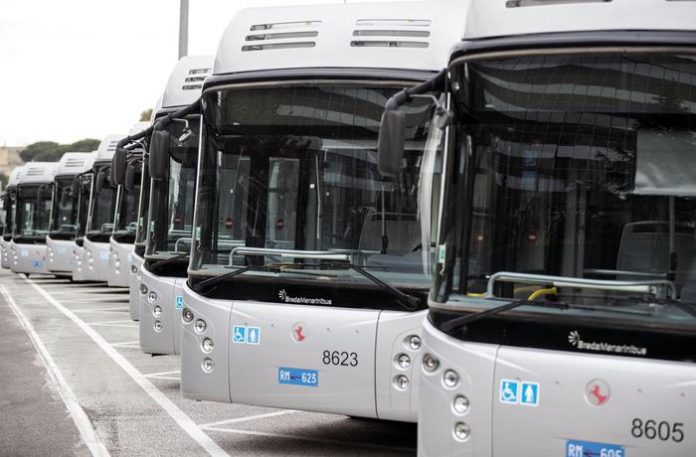 Roma: Raggi, rimessi su strada 15 filobus, stiamo lavorando