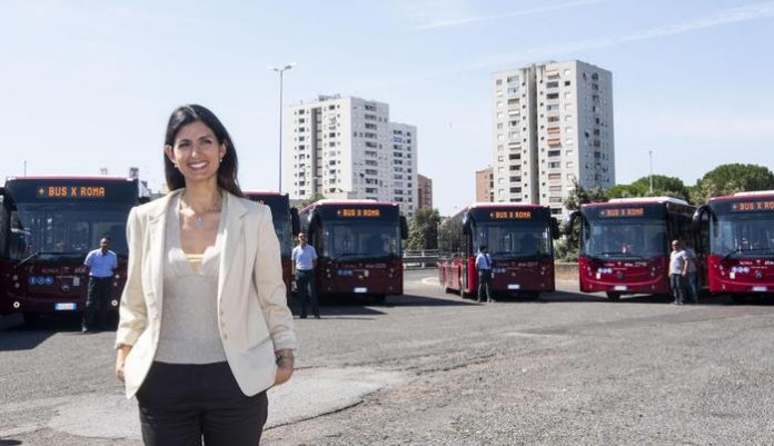 Roma: Raggi presenta i primi 80 nuovi bus per Roma