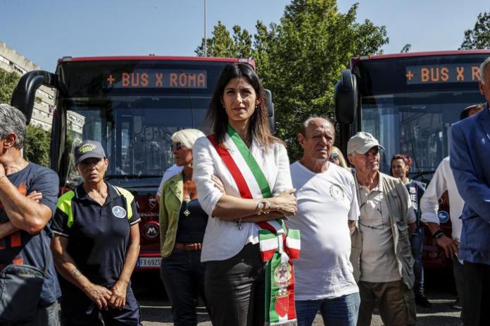Roma: Raggi consegna 10 nuovi autobus per Corviale