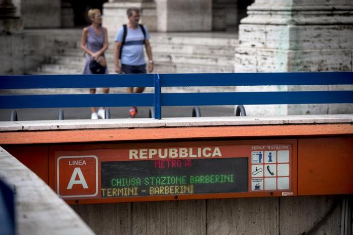 Maltempo: Roma, acqua nelle stazioni metro Repubblica e Cipro