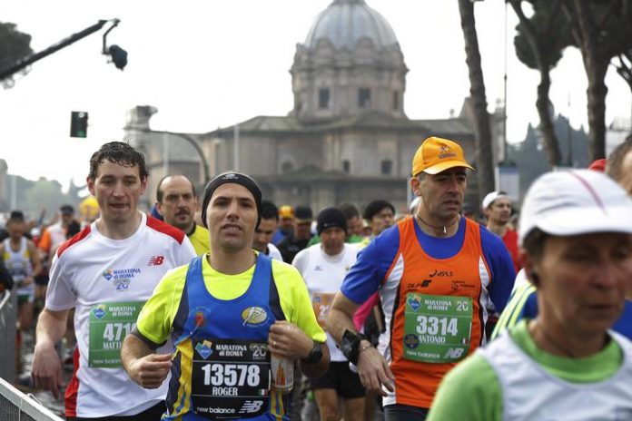 Atletica: al via Maratona Roma sotto la pioggia