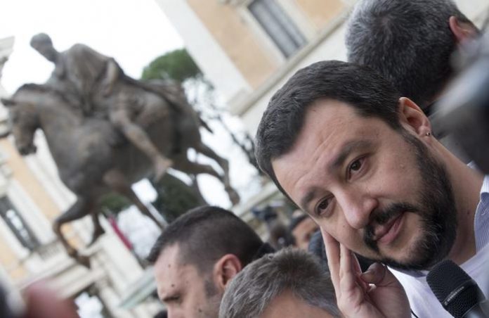 Salvini al Campidoglio con striscione
