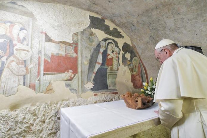 Papa: riscoprire presepe, farlo in case,scuole,piazze