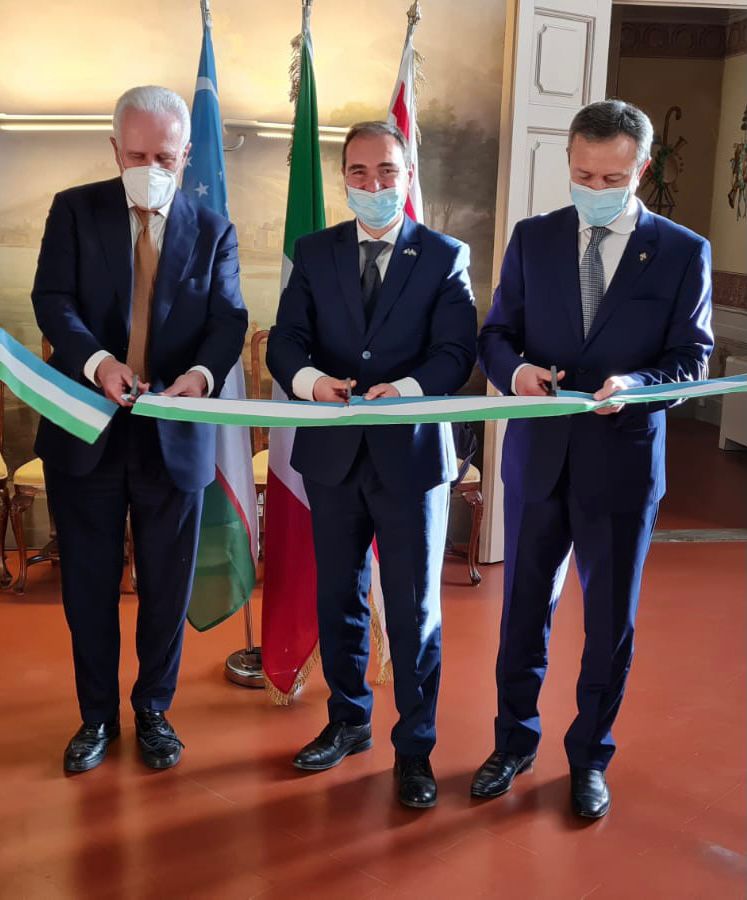 Il console Comucci assieme al presidente della Regione Toscana Eugenio Giani e l'ambasciatore uzbeko in Italia Otabek Akbarov